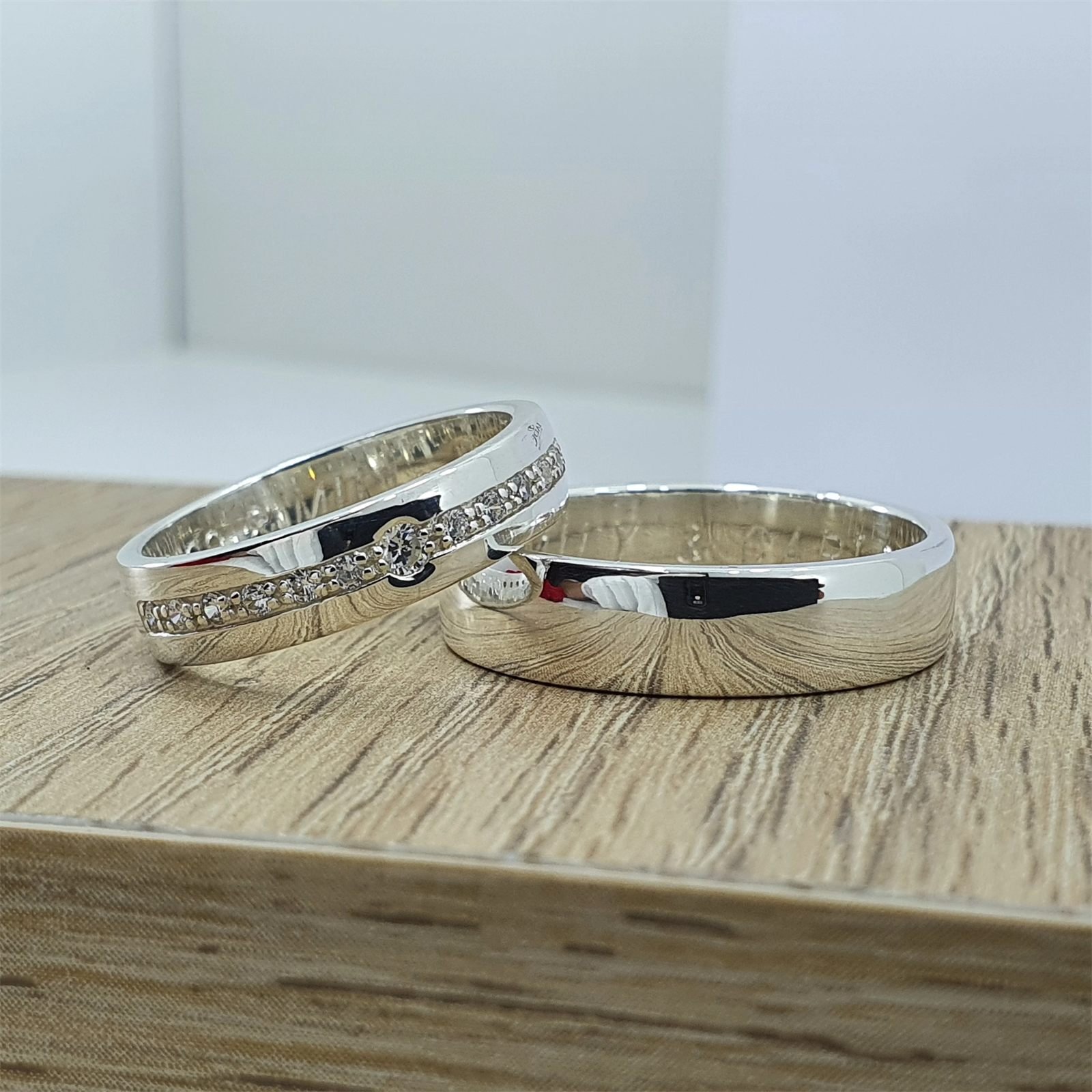 Anillos de matrimonio plateados de Caem Joyería