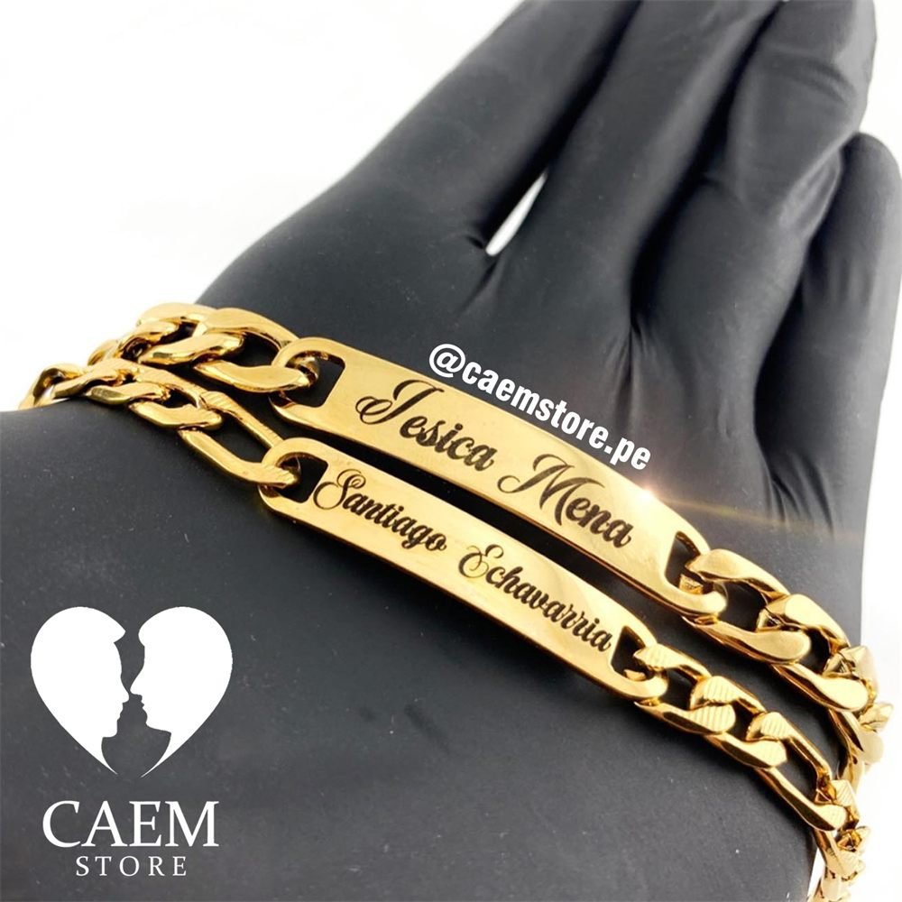 Pulseras doradas grabadas
